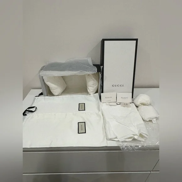 Gucci white&black shoe box with 2 dust bags, tissue/shoe stuffing papers & card - Picture 5 of 13